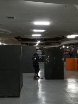 spieler steht hinter bunker und peaked